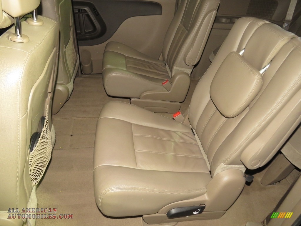 2015 Town & Country Touring - Brilliant Black Crystal Pearl / Dark Frost Beige/Medium Frost Beige photo #21