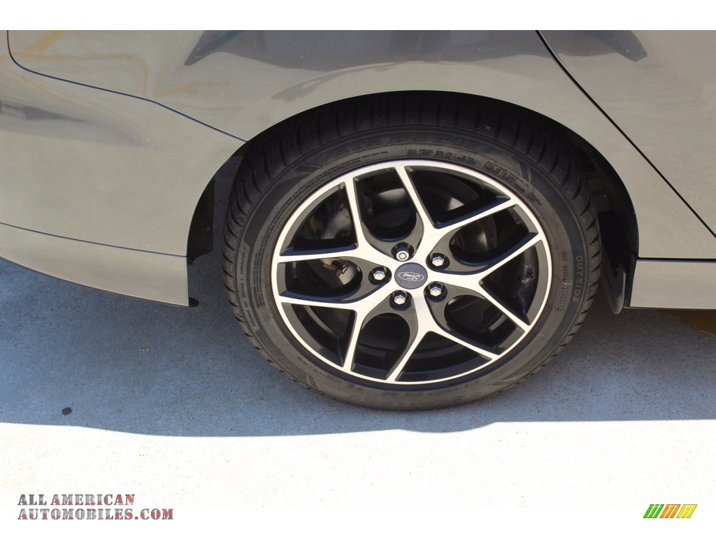 2016 Focus SE Sedan - Magnetic / Charcoal Black photo #11
