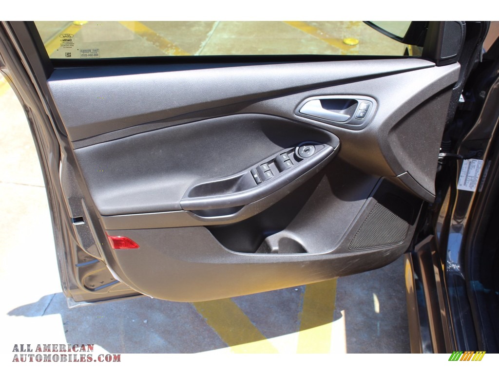 2016 Focus SE Sedan - Magnetic / Charcoal Black photo #14