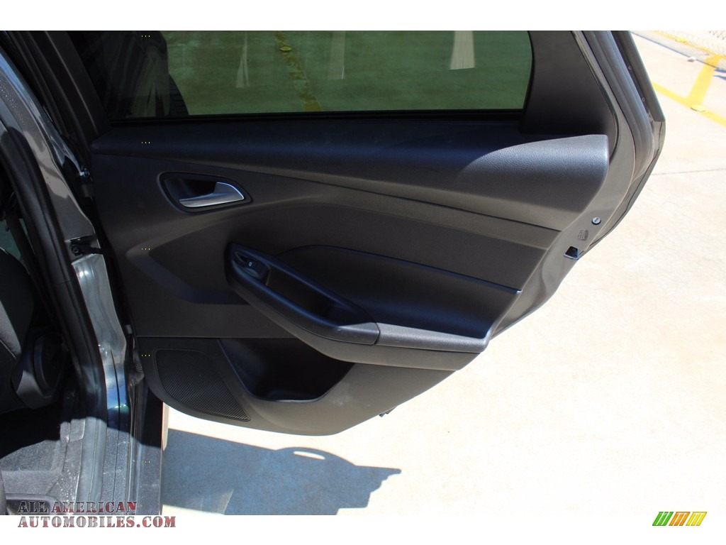 2016 Focus SE Sedan - Magnetic / Charcoal Black photo #29