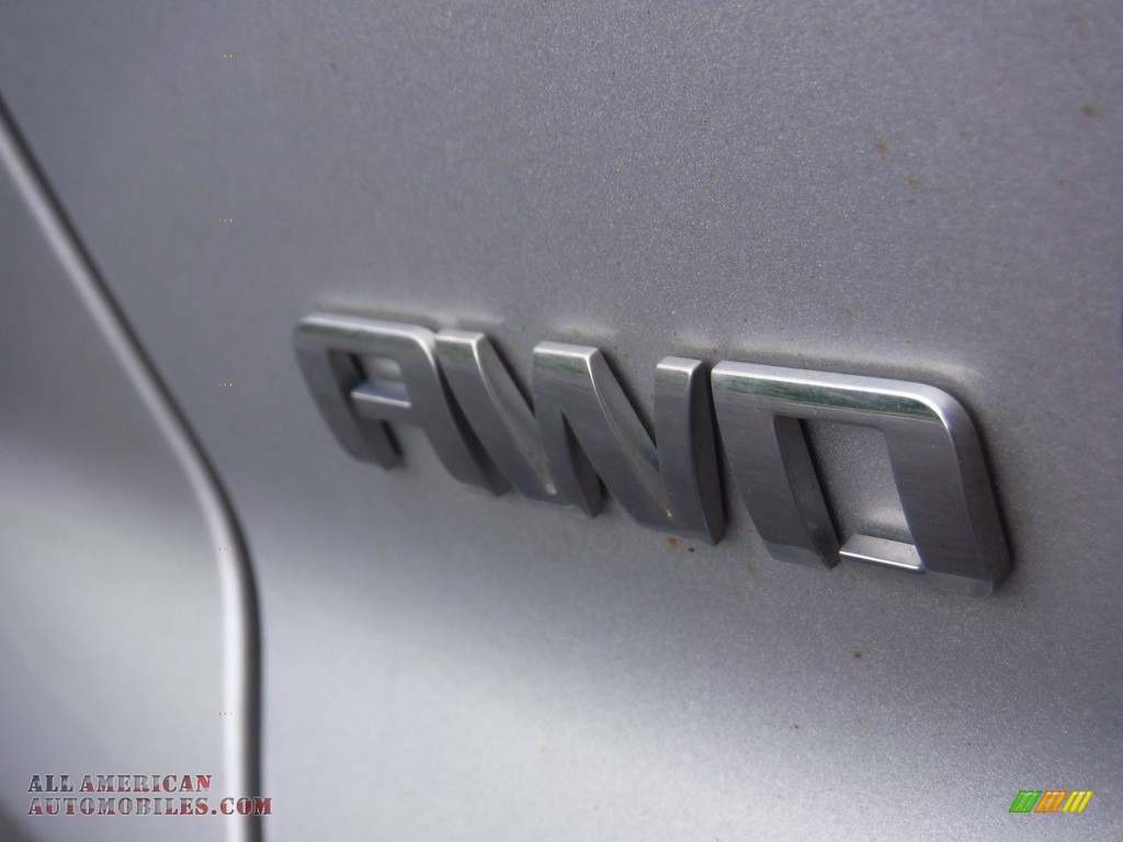 2011 Traverse LS AWD - Silver Ice Metallic / Dark Gray/Light Gray photo #10
