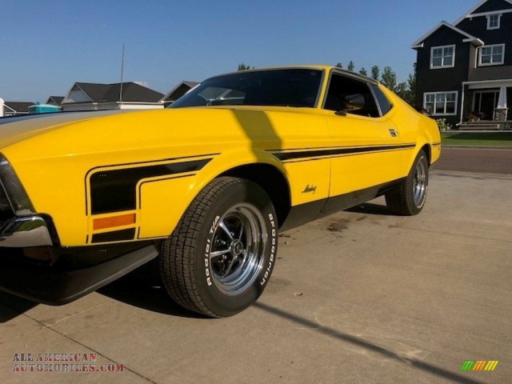Grabber Yellow / Black Ford Mustang Mach 1