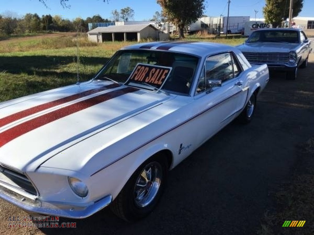 Wimbledon White / Dark Red Ford Mustang Coupe
