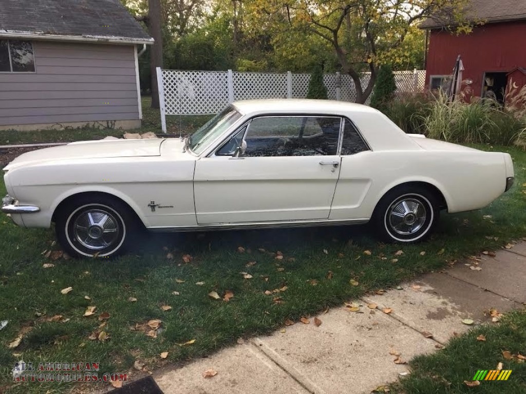 Wimbledon White / Black Ford Mustang Coupe