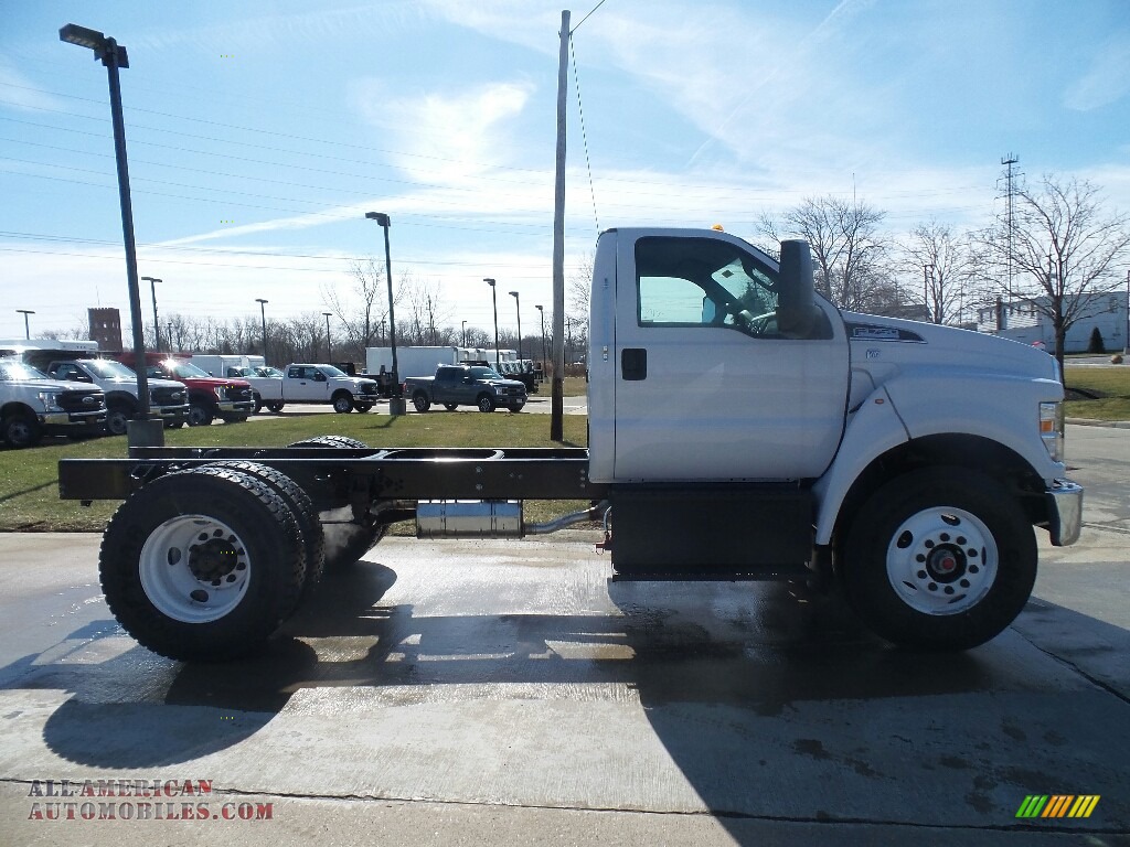 Oxford White / Earth Gray Ford F750 Super Duty Regular Cab Chassis