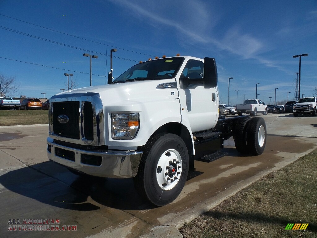 2019 F750 Super Duty Regular Cab Chassis - Oxford White / Earth Gray photo #4