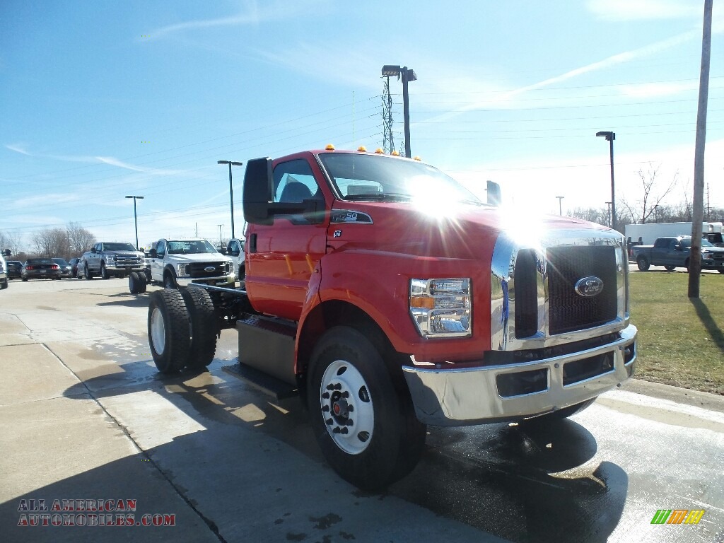 2019 F750 Super Duty Regular Cab Chassis - Race Red / Earth Gray photo #2