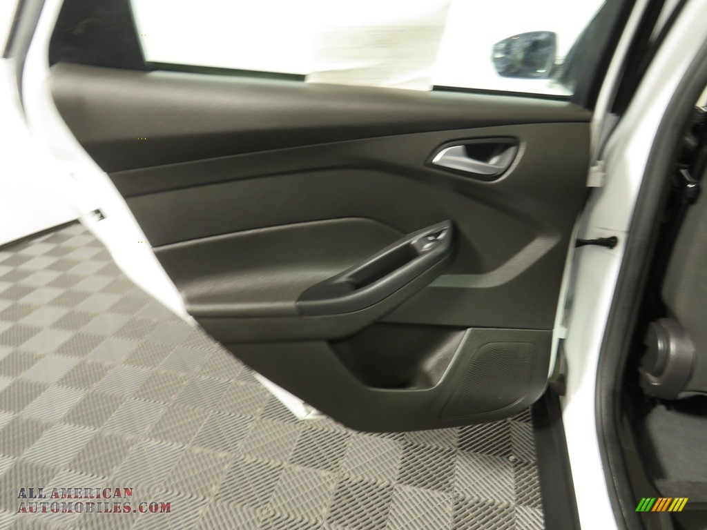 2016 Focus SE Sedan - Oxford White / Charcoal Black photo #20