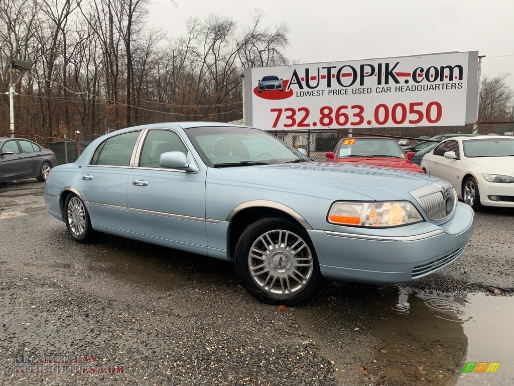 2009 Town Car Signature Limited - Light Ice Blue Metallic / Light Camel photo #1