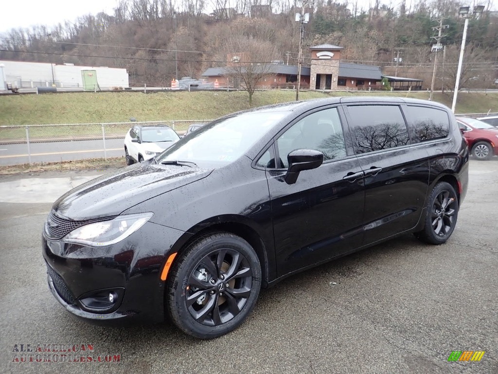 Brilliant Black Crystal Pearl / Black Chrysler Pacifica Touring