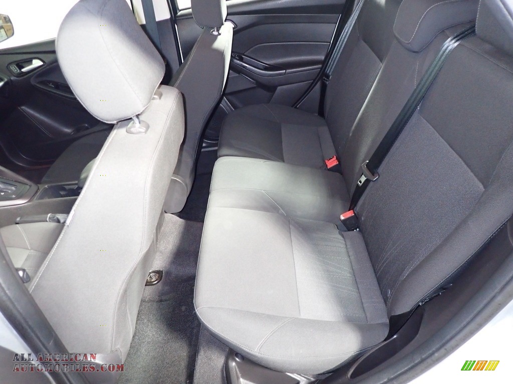 2015 Focus SE Hatchback - Ingot Silver Metallic / Charcoal Black photo #22