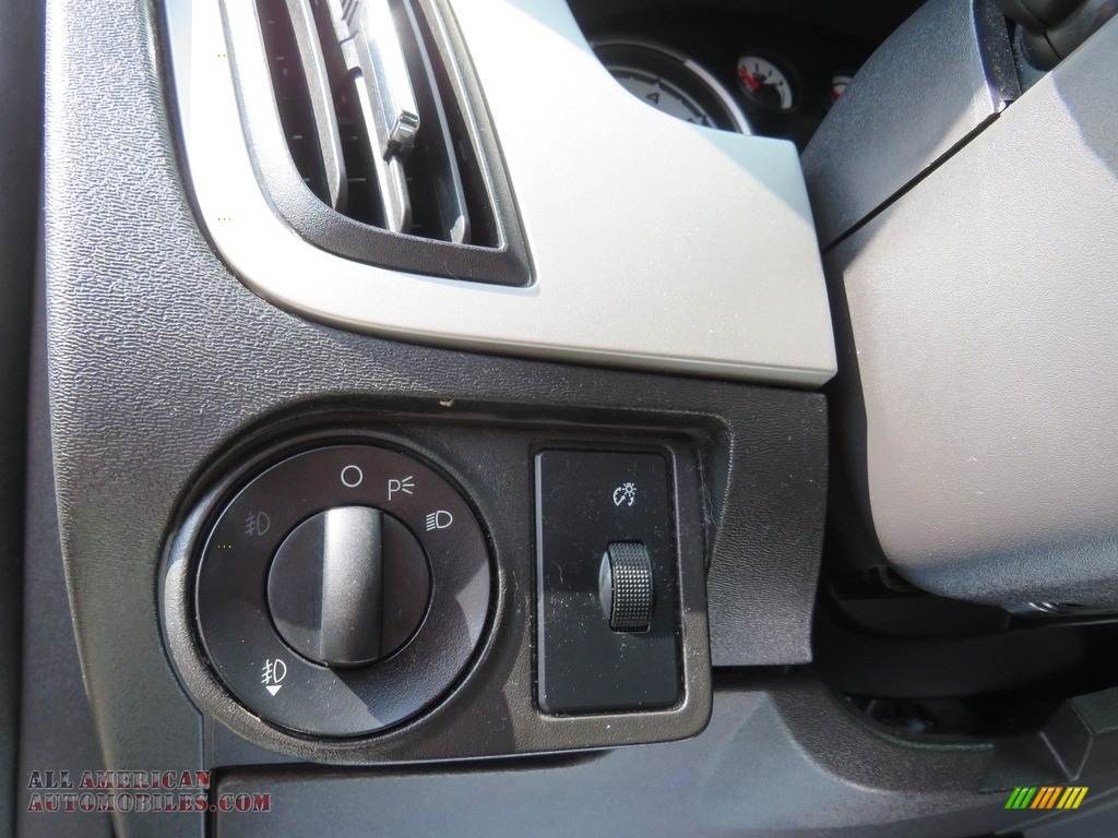 2008 Focus SE Sedan - Silver Frost Metallic / Charcoal Black photo #17