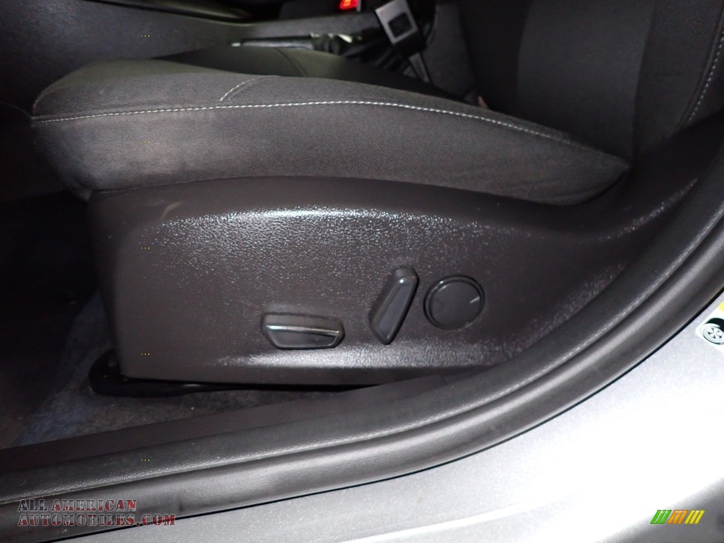 2015 Focus SE Hatchback - Ingot Silver Metallic / Charcoal Black photo #18