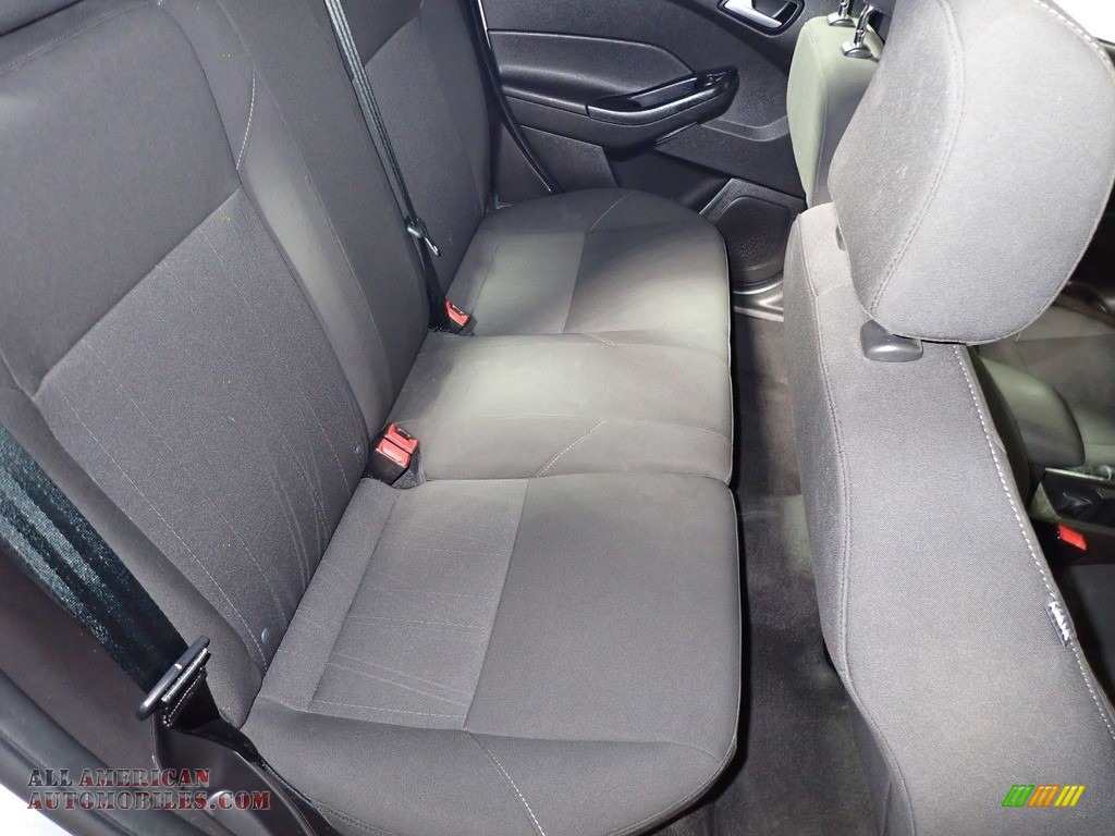 2015 Focus SE Hatchback - Ingot Silver Metallic / Charcoal Black photo #23