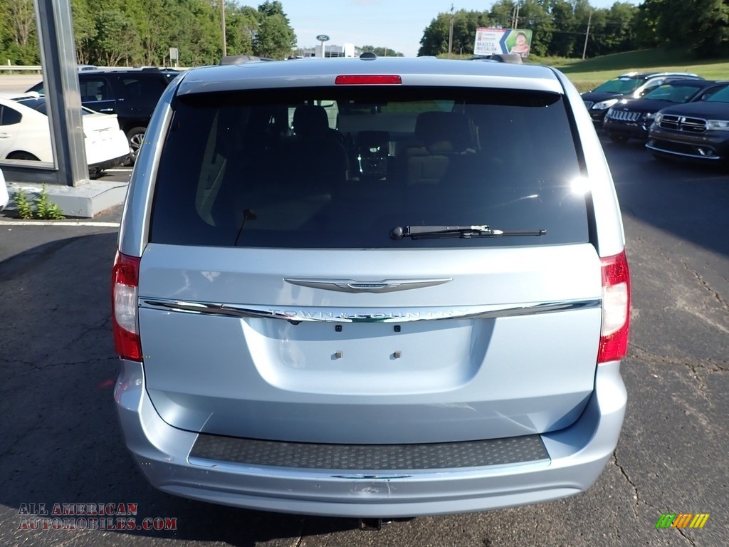2013 Town & Country Touring - Crystal Blue Pearl / Black/Light Graystone photo #9