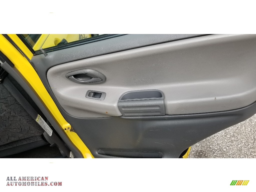 2003 Tracker ZR2 4WD Hard Top - Yellow / Medium Gray photo #18