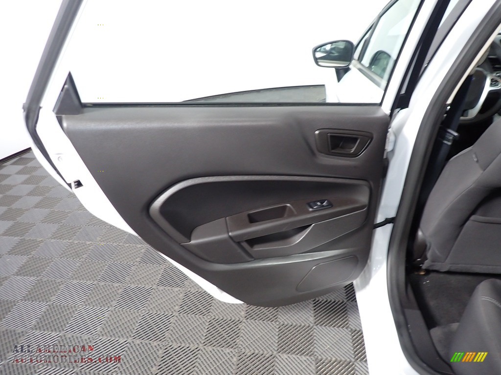 2017 Fiesta SE Sedan - Oxford White / Charcoal Black photo #21