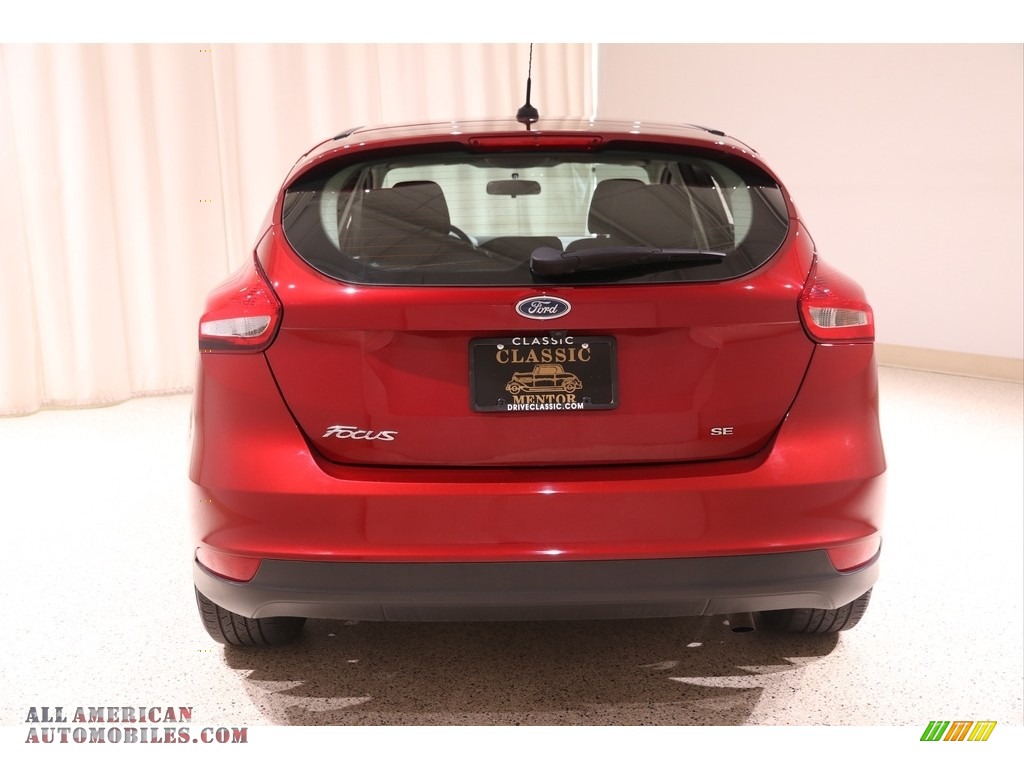 2017 Focus SE Hatch - Ruby Red / Charcoal Black photo #16