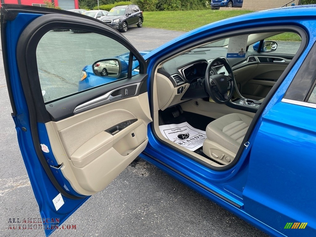 2019 Fusion Hybrid SE - Velocity Blue / Ebony photo #9