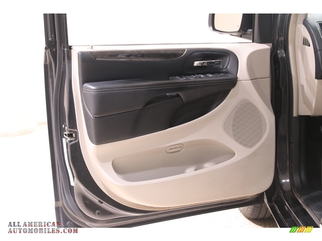 2011 Town & Country Touring - Dark Charcoal Pearl / Black/Light Graystone photo #4