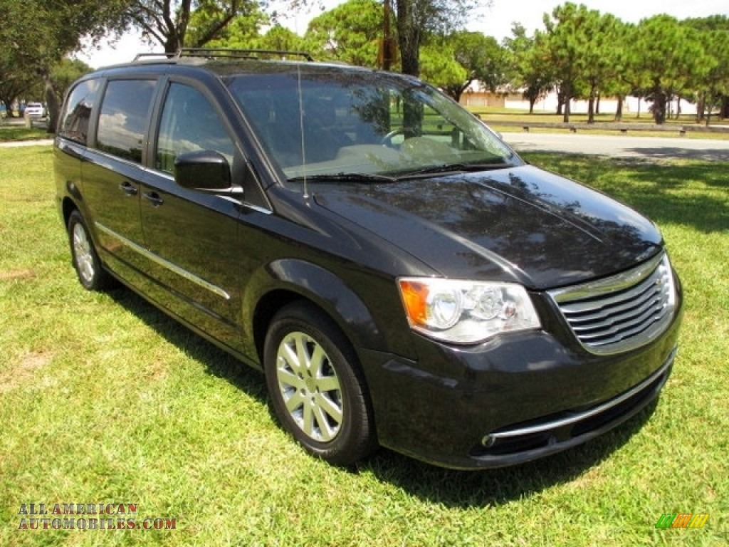 2014 Town & Country Touring - Brilliant Black Crystal Pearl / Dark Frost Beige/Medium Frost Beige photo #16
