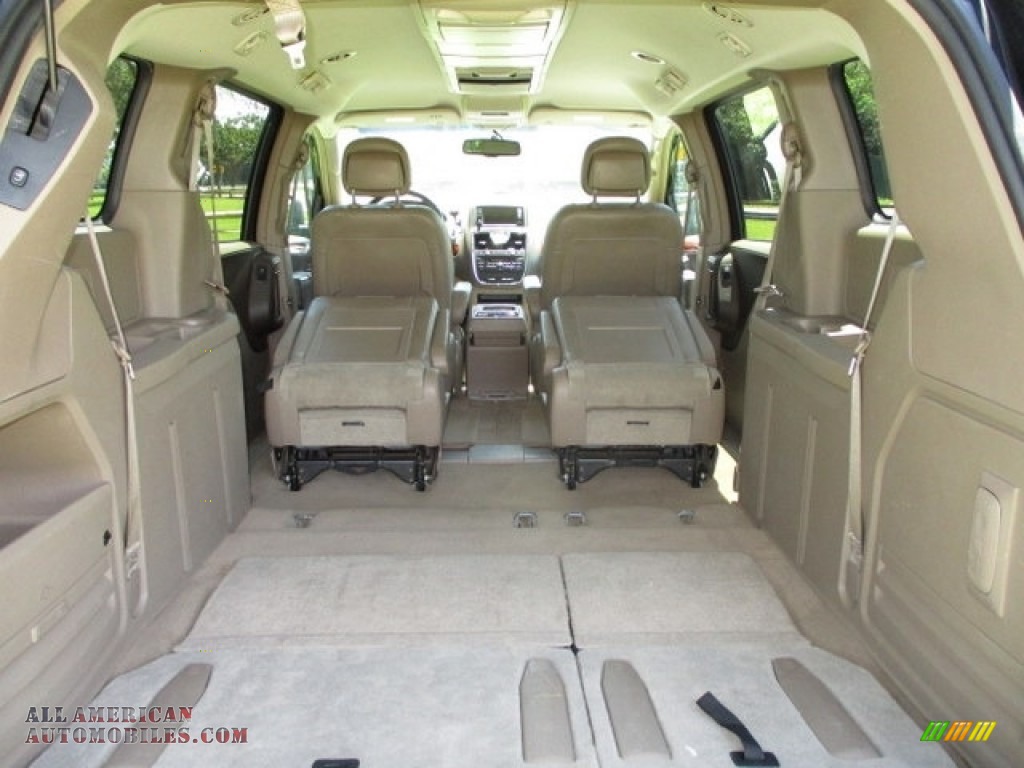 2014 Town & Country Touring - Brilliant Black Crystal Pearl / Dark Frost Beige/Medium Frost Beige photo #18