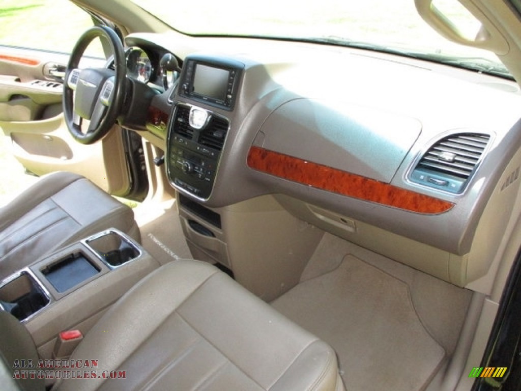 2014 Town & Country Touring - Brilliant Black Crystal Pearl / Dark Frost Beige/Medium Frost Beige photo #20
