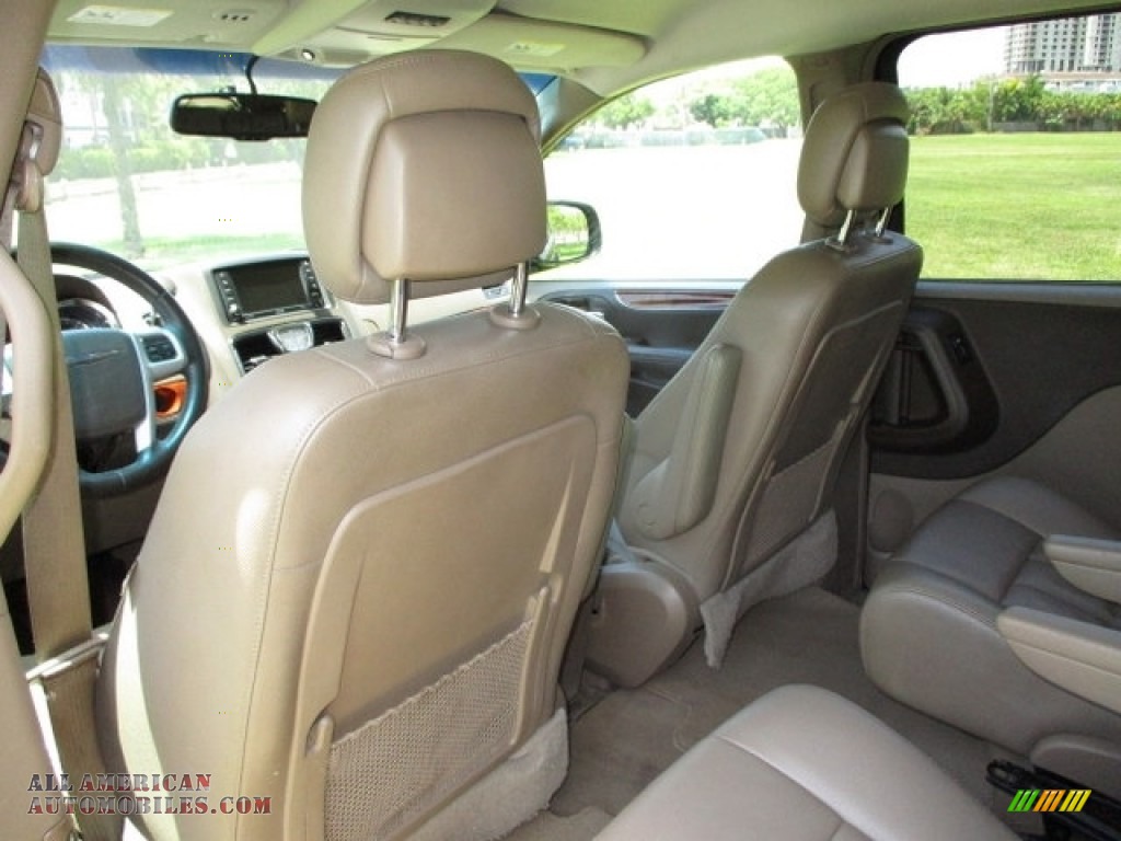 2014 Town & Country Touring - Brilliant Black Crystal Pearl / Dark Frost Beige/Medium Frost Beige photo #28
