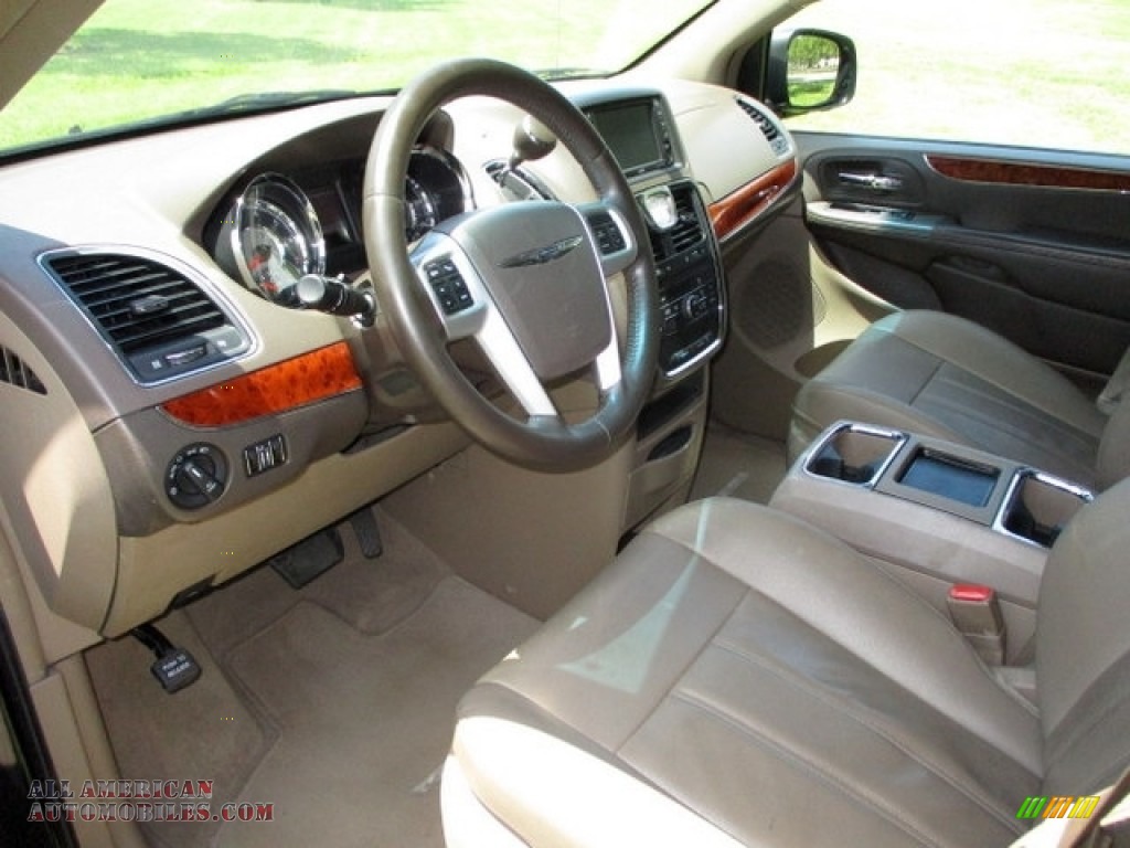 2014 Town & Country Touring - Brilliant Black Crystal Pearl / Dark Frost Beige/Medium Frost Beige photo #30