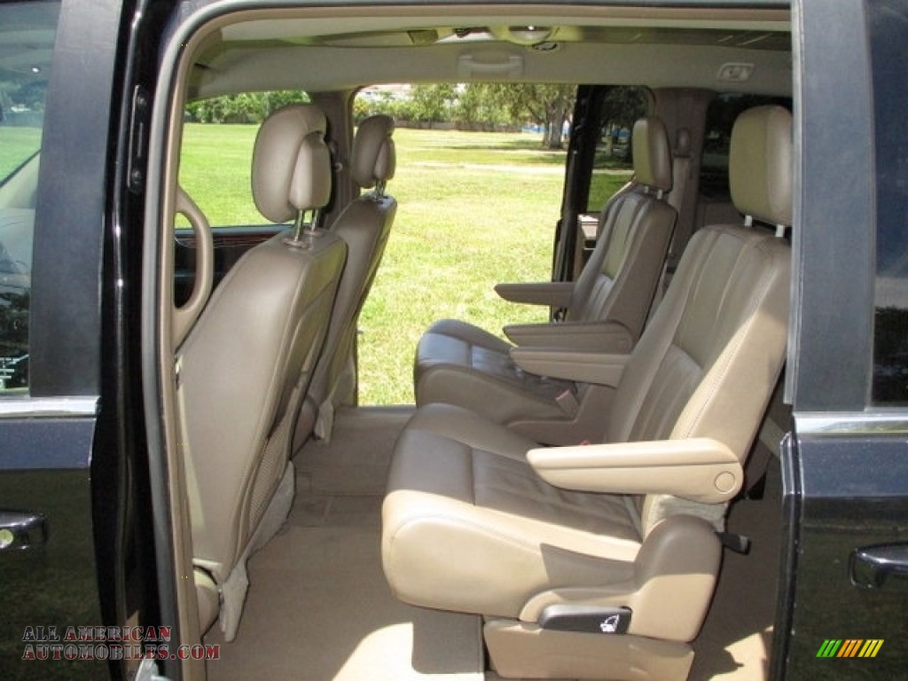 2014 Town & Country Touring - Brilliant Black Crystal Pearl / Dark Frost Beige/Medium Frost Beige photo #36