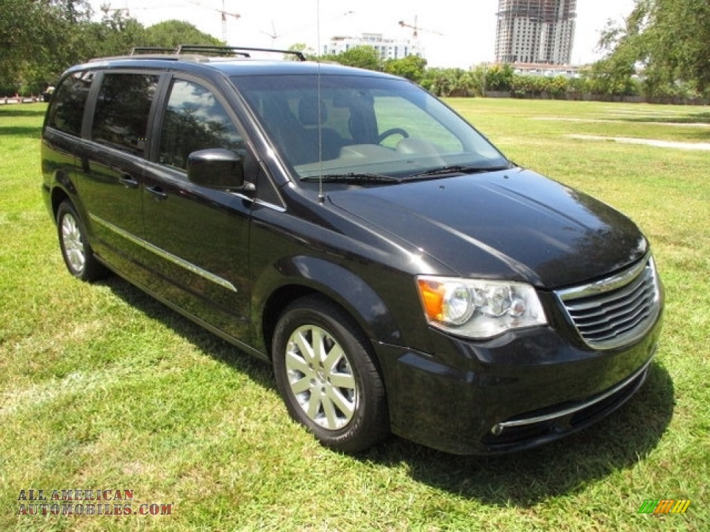 2014 Town & Country Touring - Brilliant Black Crystal Pearl / Dark Frost Beige/Medium Frost Beige photo #60