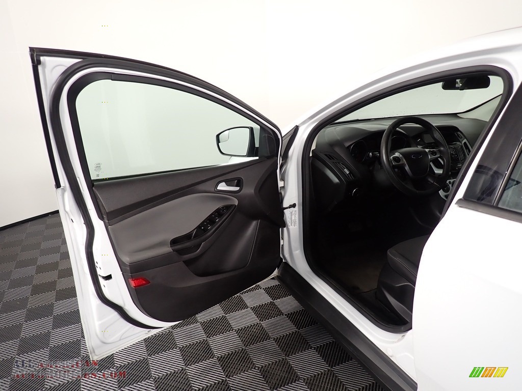 2014 Focus SE Sedan - Oxford White / Charcoal Black photo #29
