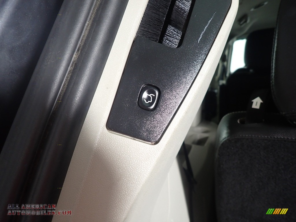 2013 Town & Country Touring - L - Brilliant Black Crystal Pearl / Black/Light Graystone photo #19