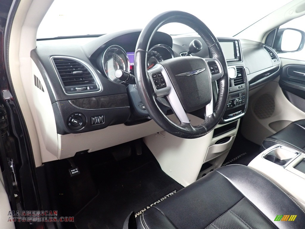 2013 Town & Country Touring - L - Brilliant Black Crystal Pearl / Black/Light Graystone photo #35