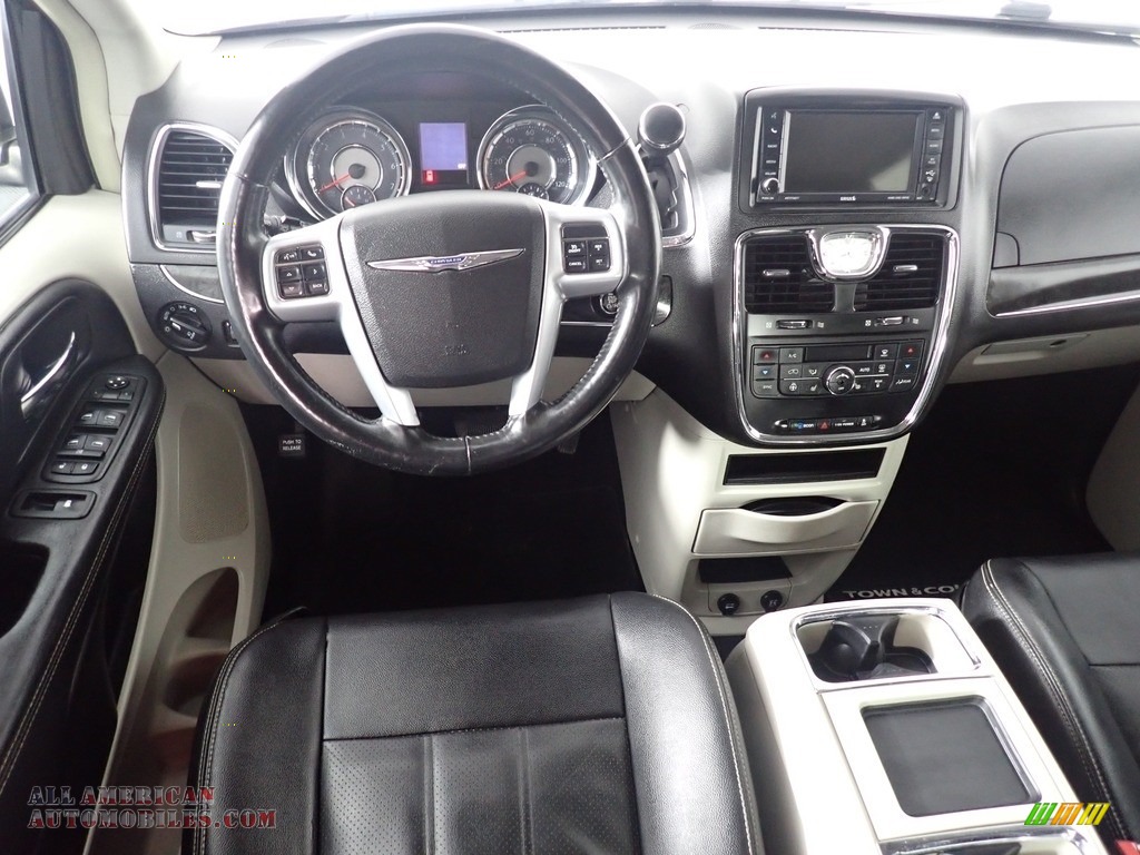 2013 Town & Country Touring - L - Brilliant Black Crystal Pearl / Black/Light Graystone photo #38