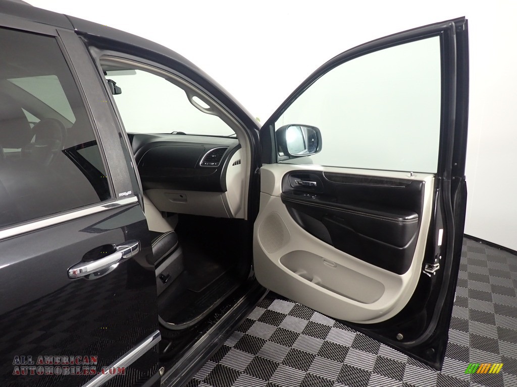 2013 Town & Country Touring - L - Brilliant Black Crystal Pearl / Black/Light Graystone photo #41