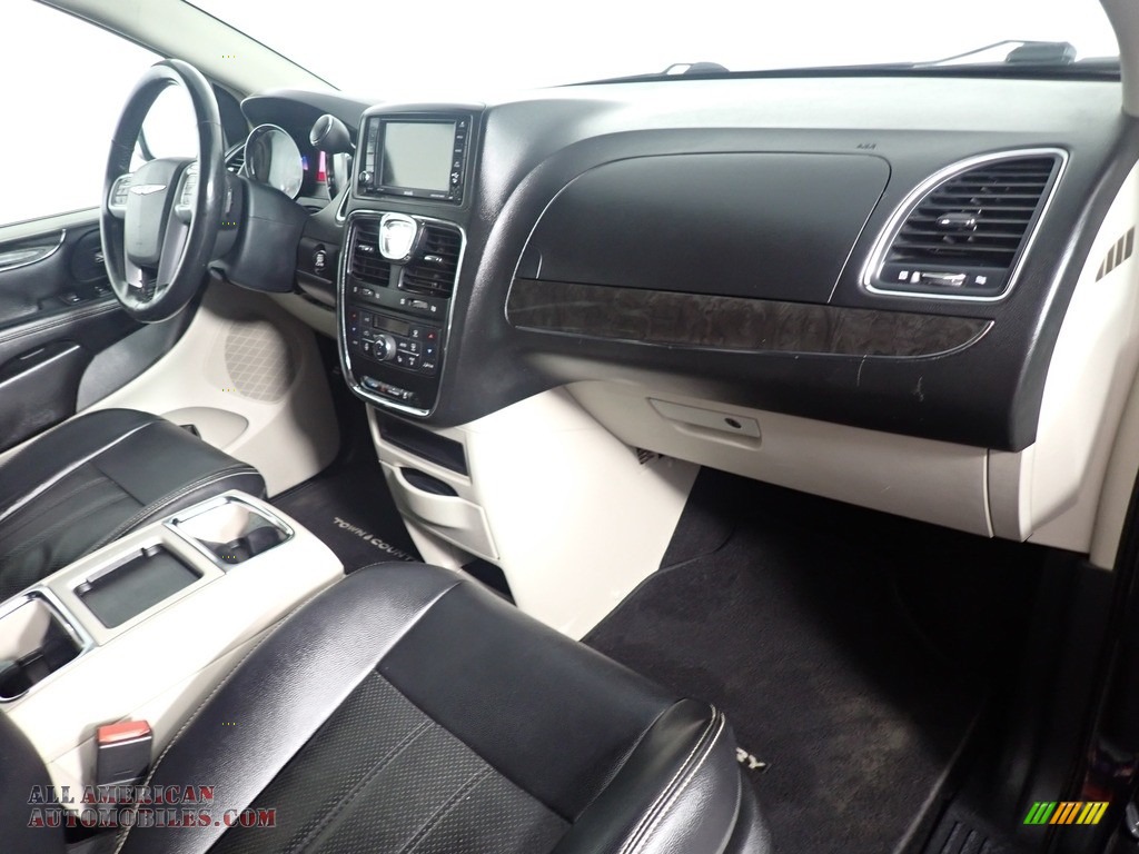 2013 Town & Country Touring - L - Brilliant Black Crystal Pearl / Black/Light Graystone photo #43