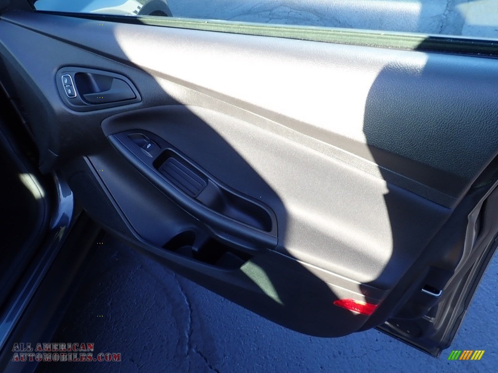 2018 Focus S Sedan - Magnetic / Charcoal Black photo #16
