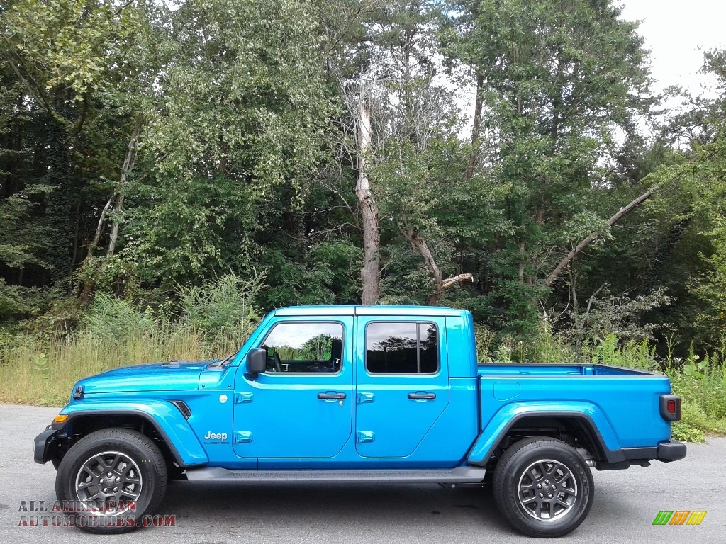 Hydro Blue Pearl / Black Jeep Gladiator Overland 4x4