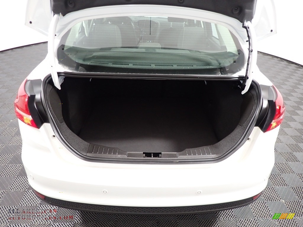 2016 Focus SE Sedan - Oxford White / Charcoal Black photo #12