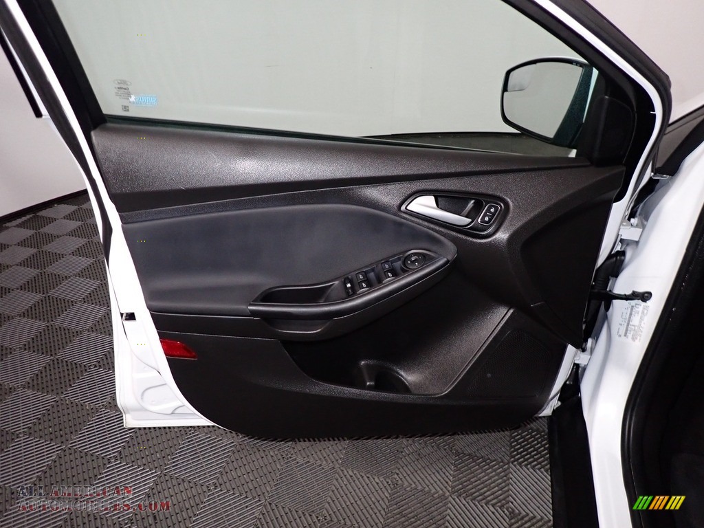 2016 Focus SE Sedan - Oxford White / Charcoal Black photo #16