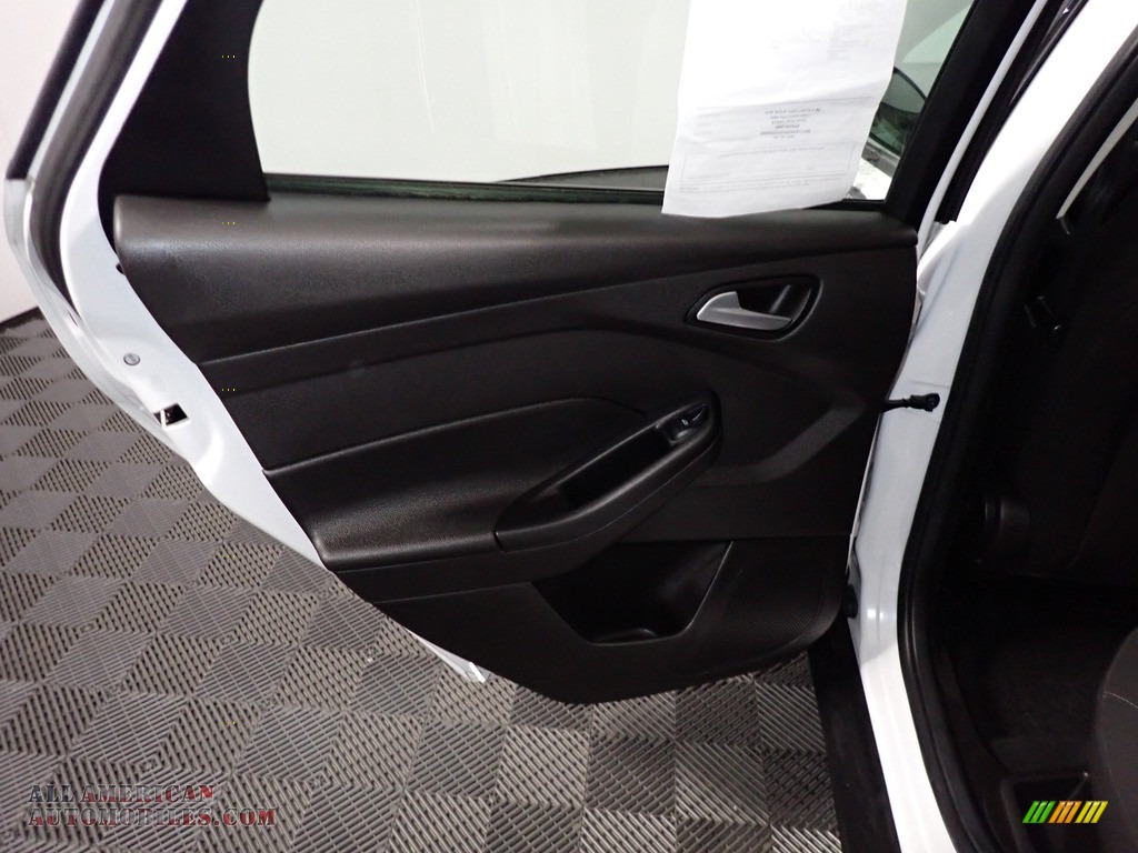 2016 Focus SE Sedan - Oxford White / Charcoal Black photo #19
