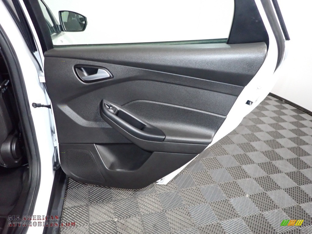 2016 Focus SE Sedan - Oxford White / Charcoal Black photo #21