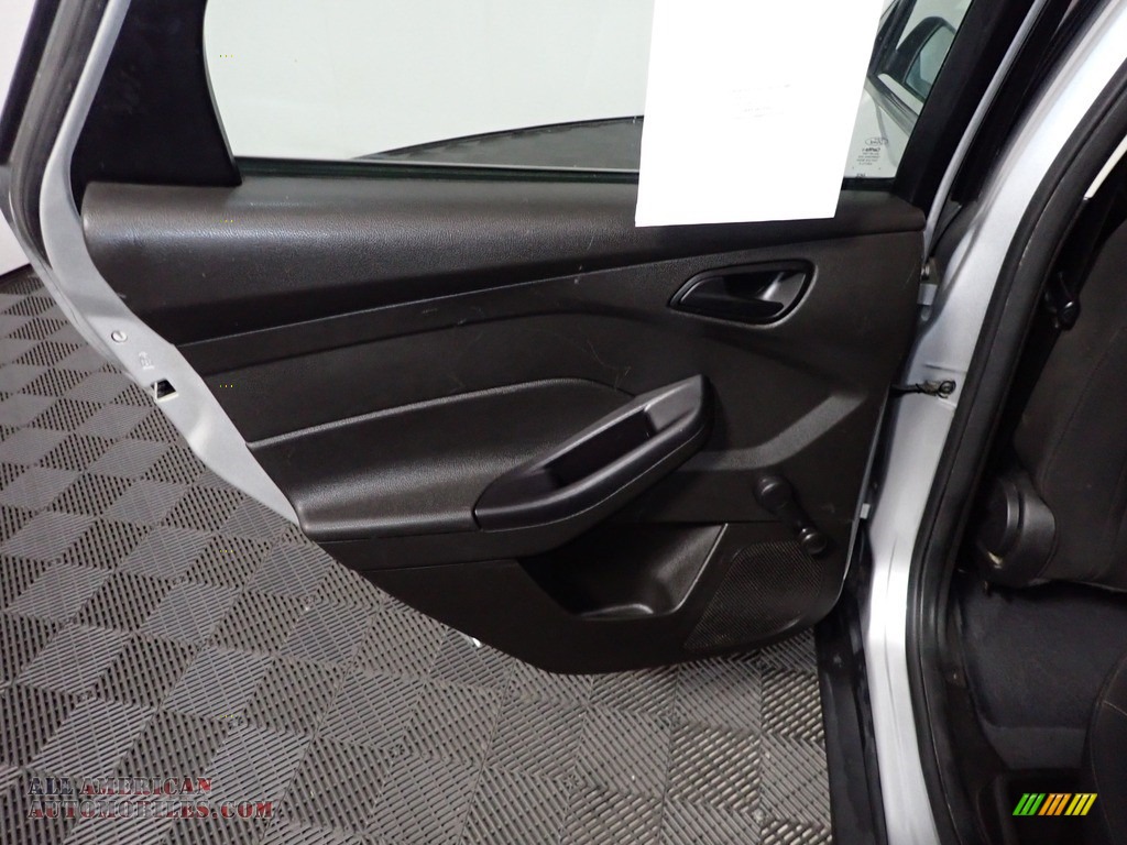 2016 Focus S Sedan - Ingot Silver / Charcoal Black photo #17