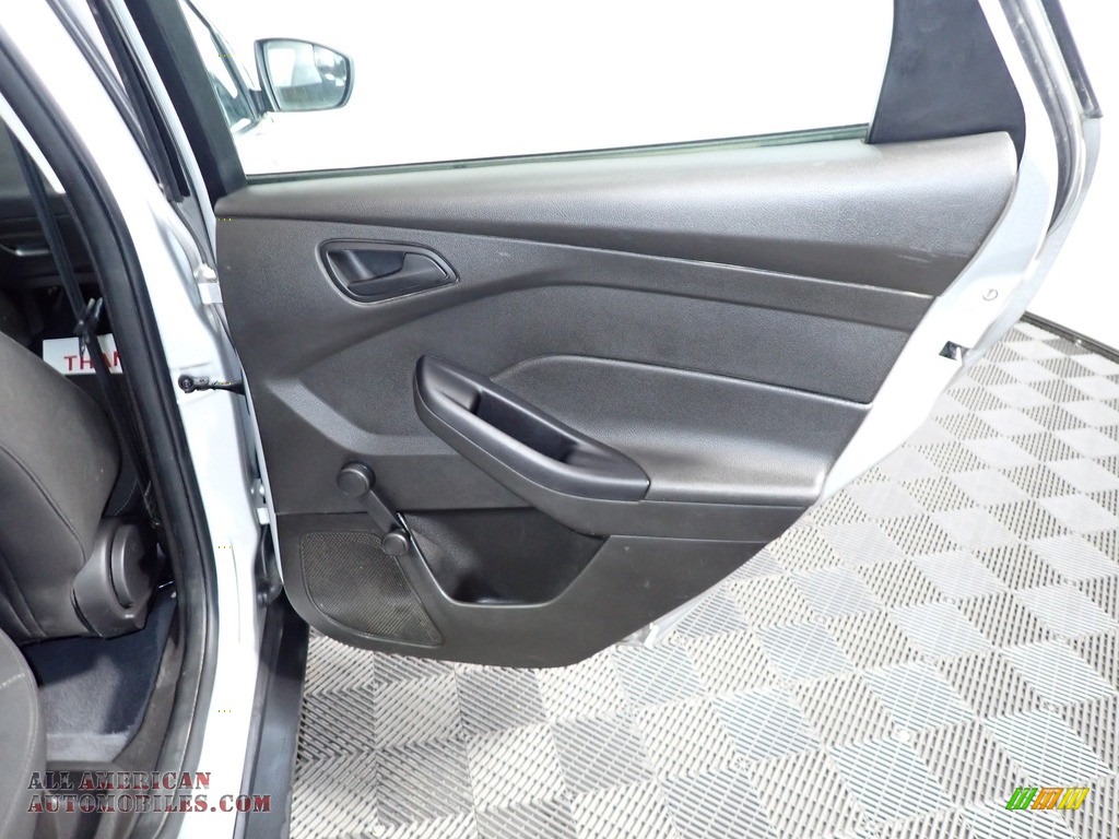 2016 Focus S Sedan - Ingot Silver / Charcoal Black photo #19
