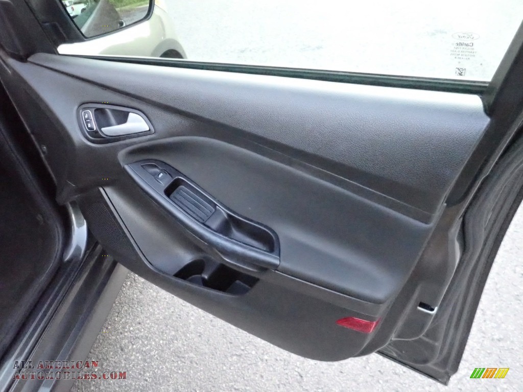2016 Focus SE Sedan - Magnetic / Charcoal Black photo #13