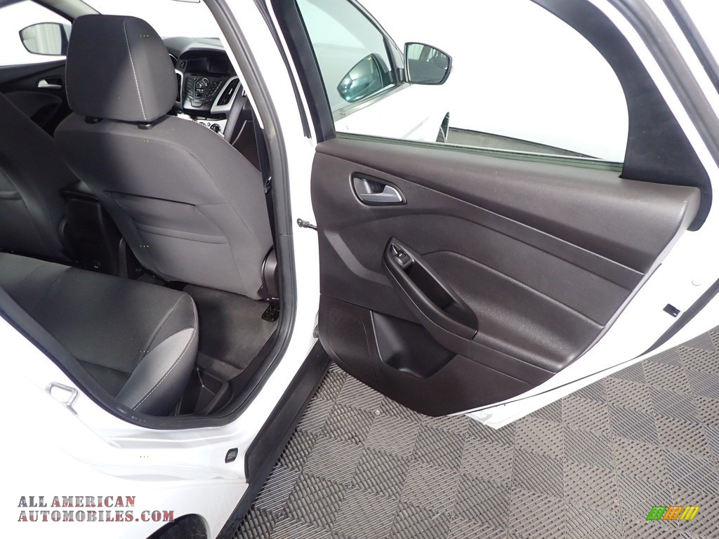 2014 Focus SE Sedan - Oxford White / Charcoal Black photo #22