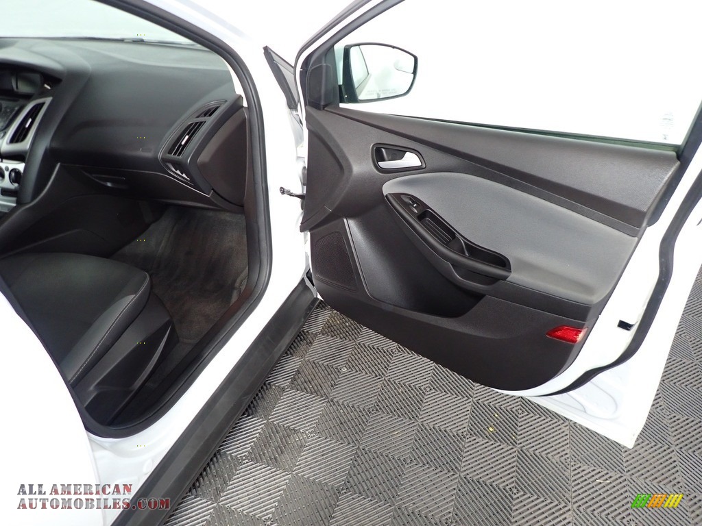 2014 Focus SE Sedan - Oxford White / Charcoal Black photo #24