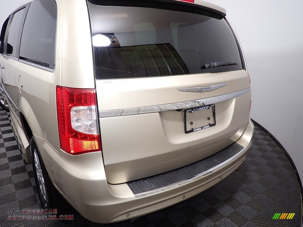 2012 Town & Country Touring - L - Cashmere Pearl / Dark Frost Beige/Medium Frost Beige photo #11