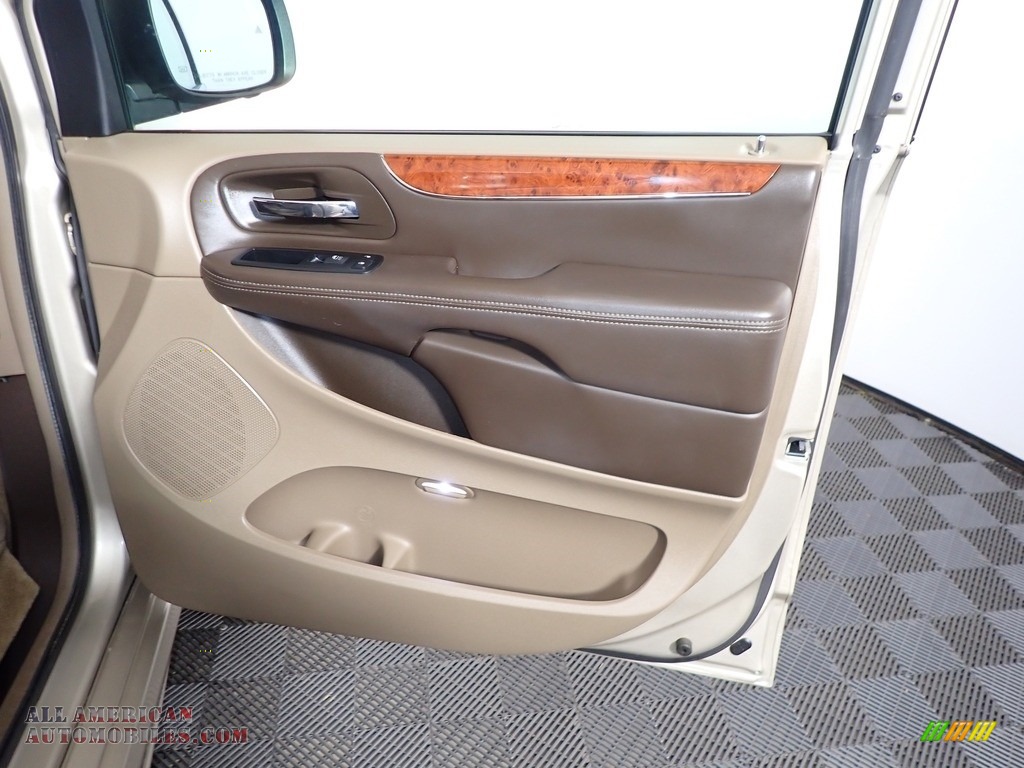 2012 Town & Country Touring - L - Cashmere Pearl / Dark Frost Beige/Medium Frost Beige photo #21